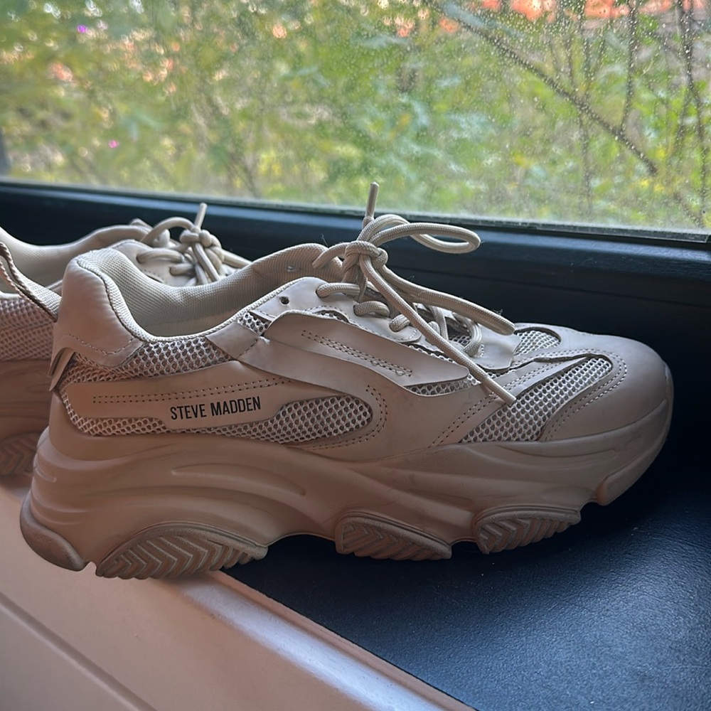 STEVE MADDEN SNEAKERS